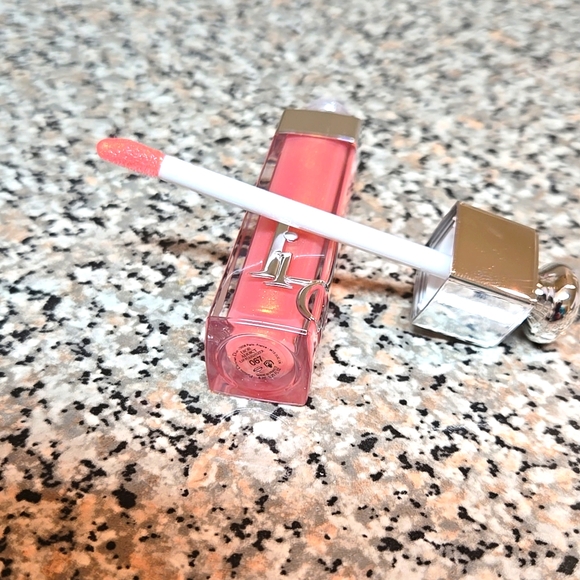 Dior Addict Lip Maximizer Shade is Shimmer Rose Gold 067. - Picture 3 of 6